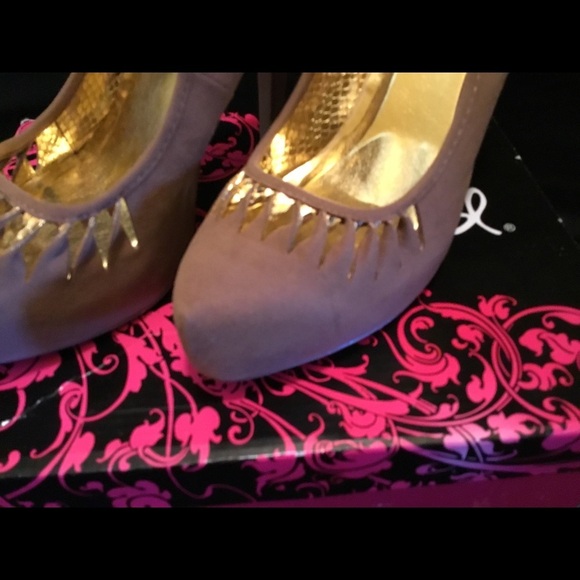 Qupid Women’s Faux Suede platform pumps with triangle cut out detail - Picture 4 of 8